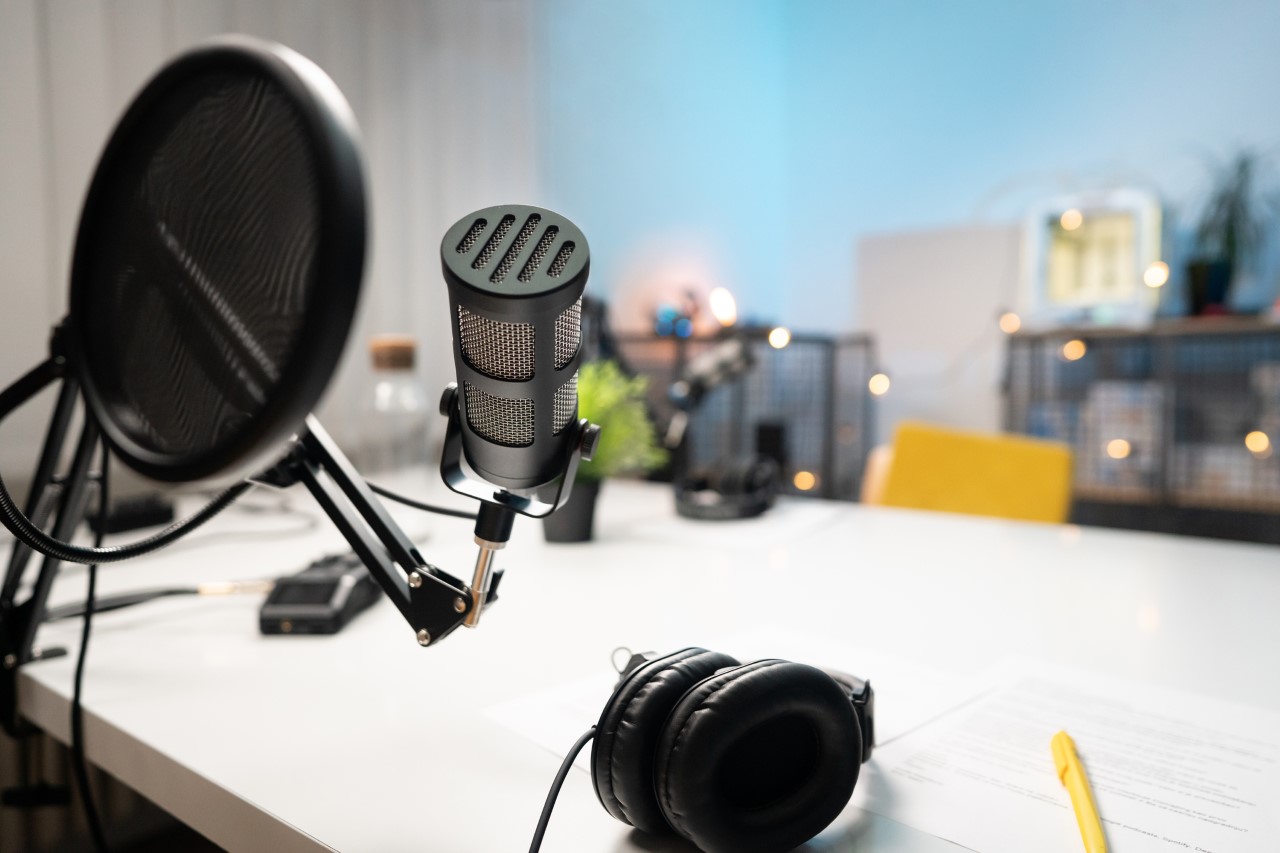 podcasting microphone in front of podcasting table